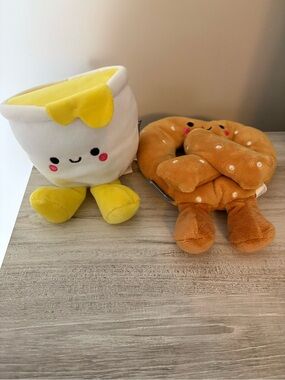 Hallmark Pretzel & Cheese Magnetic Plush Set Food Themed